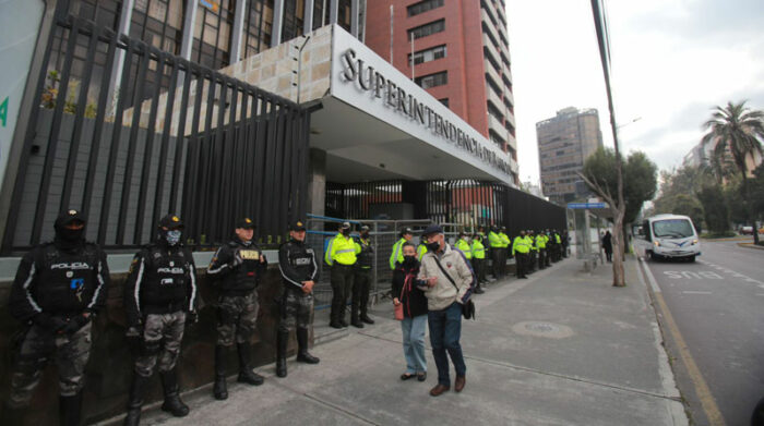 El edificio de la Superintendencia de Bancos está con resguardo policial, luego de la posesión de Raúl González. Foto: Julio Estrella/ EL COMERCIO