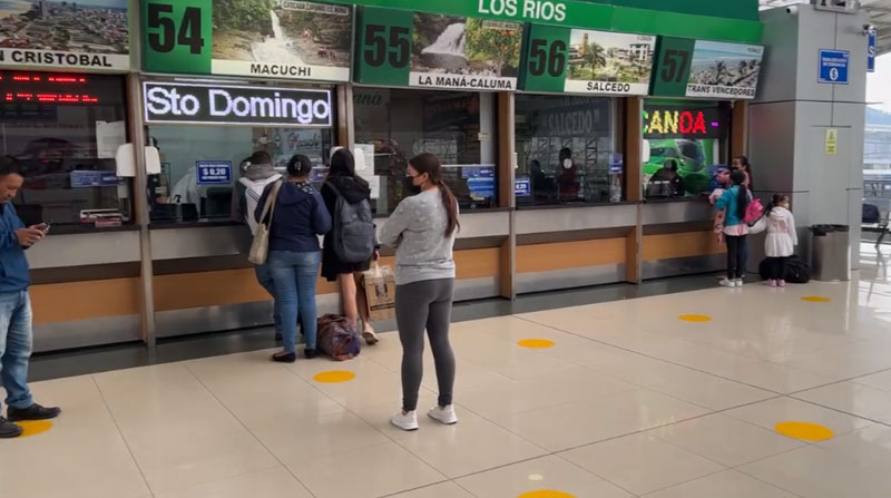 Las personas que acudan a las terminales terrestres de Quito deben cumplir con protocolos de bioseguridad, durante el feriado del 10 de Agosto. Foto: Captura de pantalla