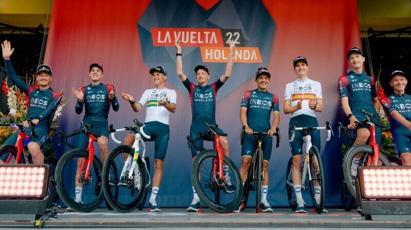 Richard Carapaz y sus futuros rivales en la Vuelta de España que inicia este 19 de agosto. Foto: EFE.