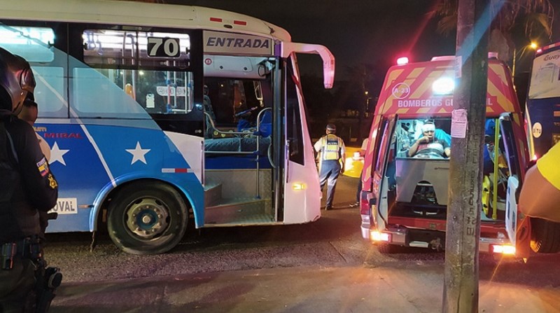 Titoteo en un bus deja dos heridos en Guayaquil