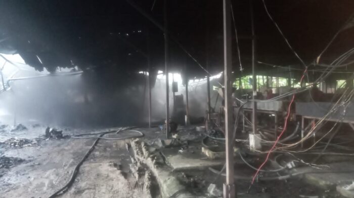 Una fábrica de mangueras sufrió destrozos durante un incendio. Foto: ECU 911 Portoviejo