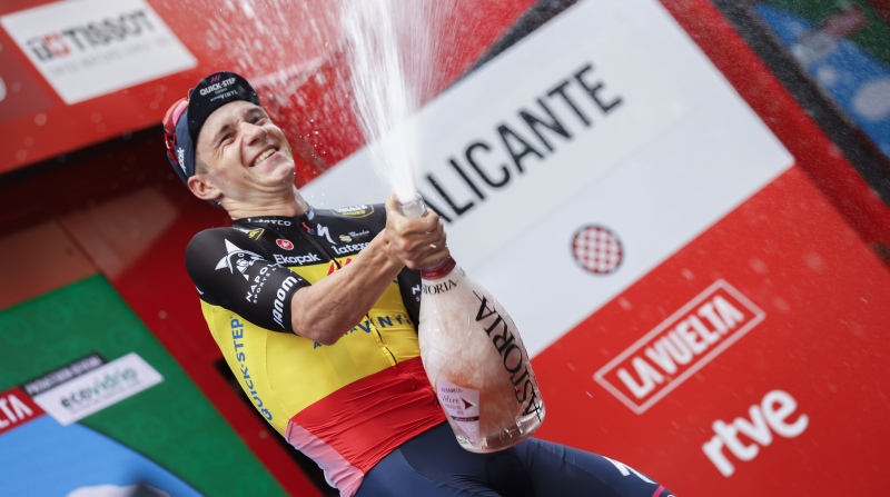Remco Evenepoel, de Quick-Step Alpha Vinyl, celebra su victoria en la décima etapa de La Vuelta España, una contrarreloj individual, ayer. Foto: EFE.