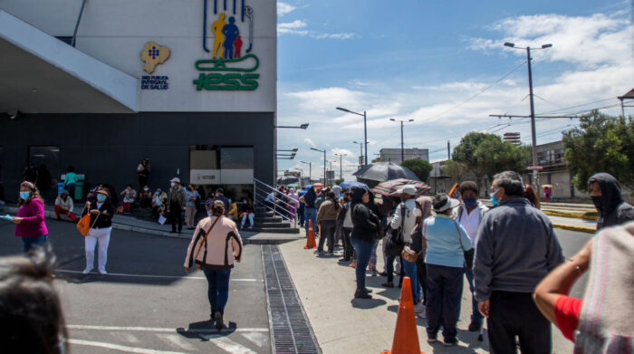 Pacientes del IESS hacen largas filas esperando conseguir un turno en en el Hospital IESS Quito Sur. Foto: Carlos Noriega / EL COMERCIO.