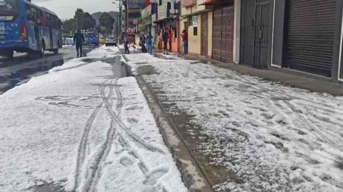 La fuerte graninzada que se registró en Quito cubrió las calles de una capa gruesa de hielo. Foto: Cortesía Armando Lara