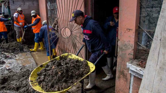 Personal trabaja para retirar el lodo, piedras y escombros de las viviendas afectadas por la lluvia registrada el 31 de julio. Foto: Carlos Noriega / EL COMERCIO.