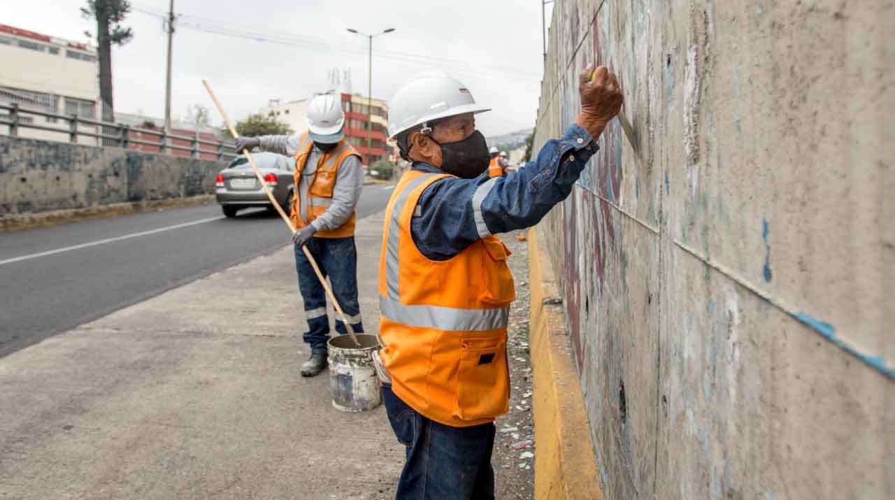 Trabajos de mantenimiento del intercambiador de la Universidad Central realizado por la Empresa Metropolitana de Obras Públicas del Municipio de Quito. Foto: Carlos Noriega / EL COMERCIO.
