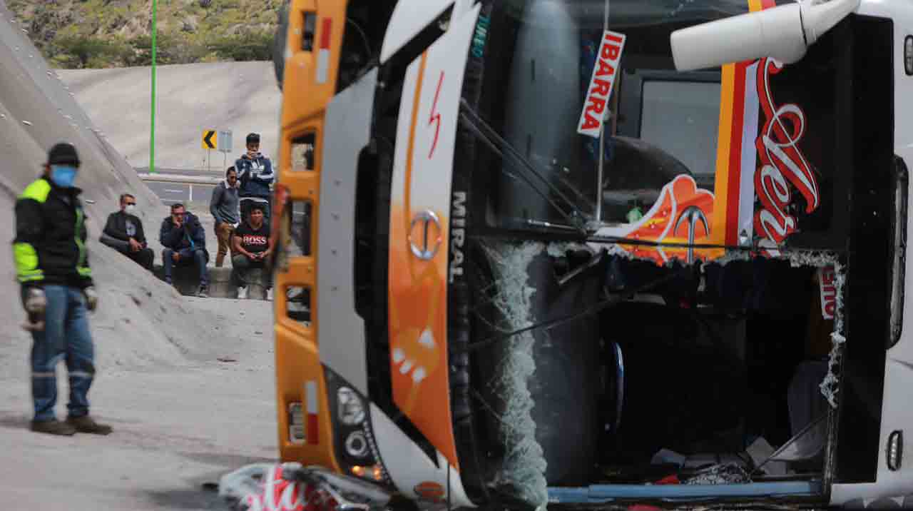 La unidad de bus que se volcó reemplazo a otro bus que presentó daños al momento de salir desde Guayaquil. Foto: Julio Estrella / EL COMERCIO.
