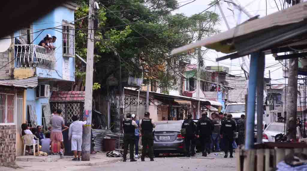 La Policía mantienen el acceso restringido a la zona afectada por el ataque con explosivos que se registró en Cristo del Consuelo en Guayaquil. Foto: Enrique Pesantes / EL COMERCIO.