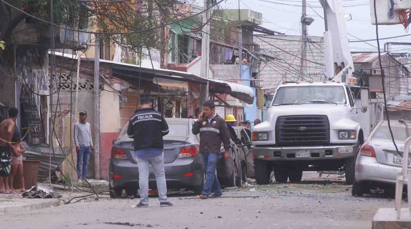 La mañana de este domingo 14 de agosto agentes de la Policía Nacional recaban información sobre el ataque con explosivos que se registró en Cristo del Consuelo, en Guayaquil. Foto: Enrique Pesantes / EL COMERCIO.