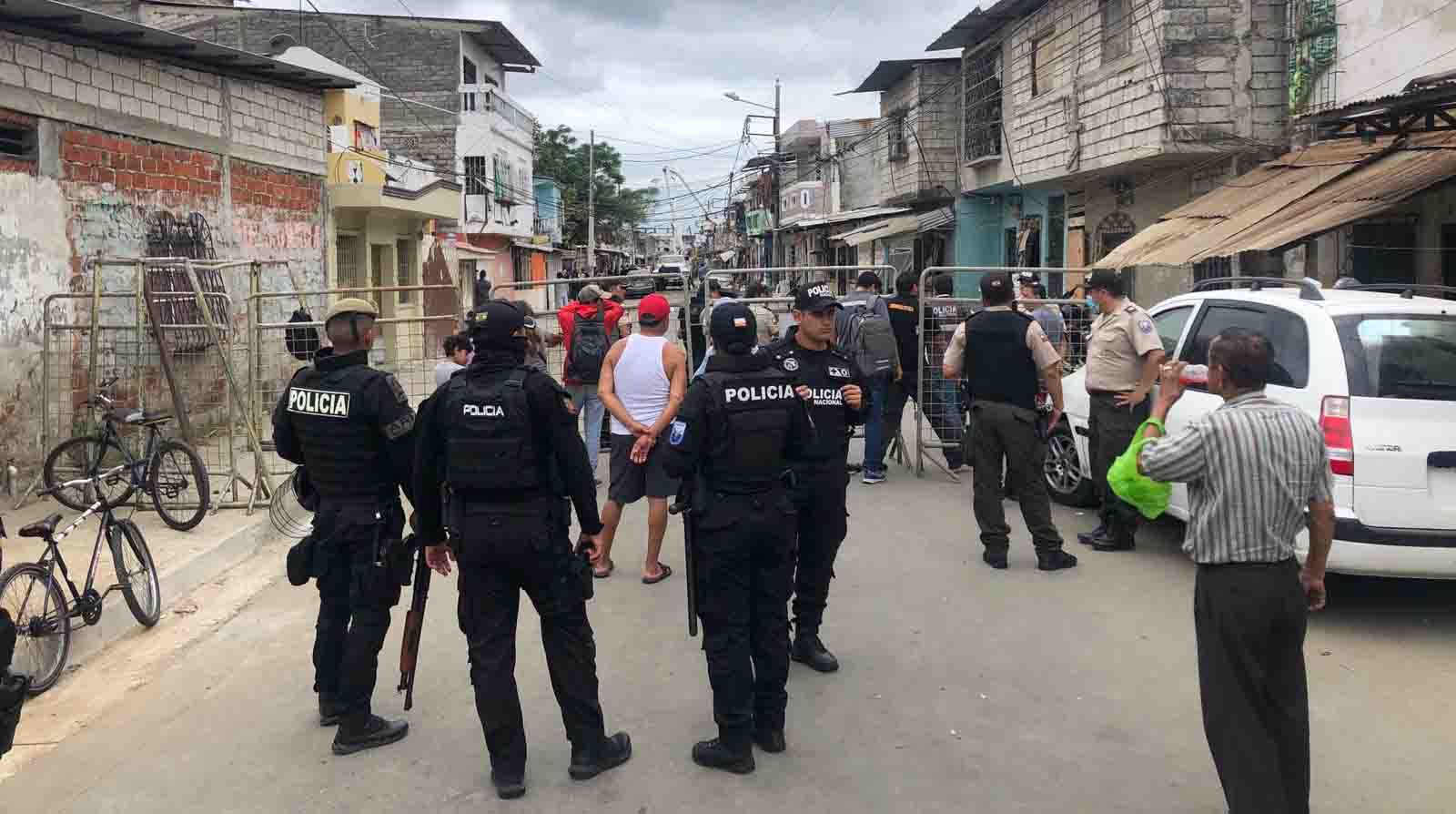 El ataque con explosivos en el barrio del Cristo del Consuelo de Guayaquil se registró cerca de las 03:00 de la madrugada. Foto: Enrique Pesantes / EL COMERCIO.