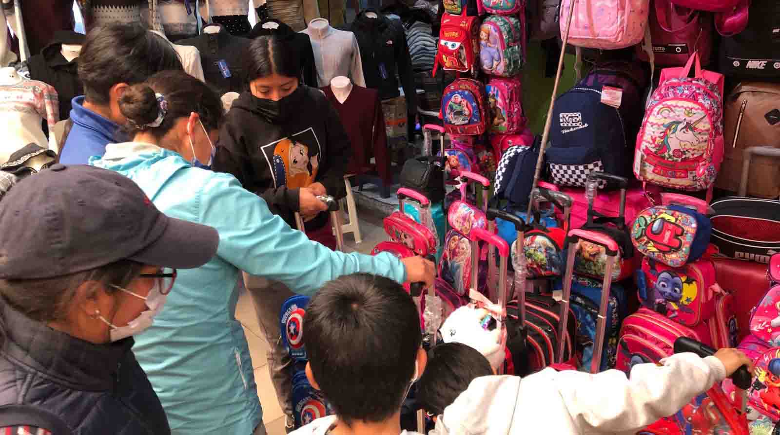 Los centros comerciales lucieron llenos de familias en busca de uniformes, mochilas y otros insumos para el inicio de clases. Foto: Diego Pallero / EL COMERCIO.