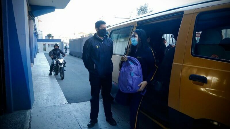 Las unidades de transporte contarán con la vigilancia y seguimiento de motorizados, para precautelar por la seguridad de los estudiantes. Foto: Diego Pallero / EL COMERCIO.