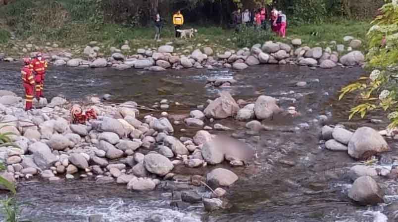 El cuerpo fue hallado en la tarde de este viernes 26 de agosto de 2022 en el río Yanuncay, en Cuenca. Foto: Cortesía.