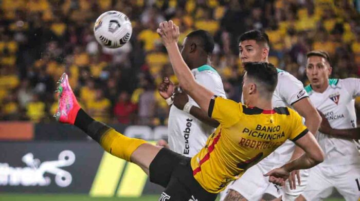 Carlos ‘Paco’ Rodríguez puso el primer tanto de Barcelona en su choque ante Liga de Quito. El jugador le marcó a su exequipo con una particular maniobra en los instantes iniciales. Foto: Twitter Barcelona