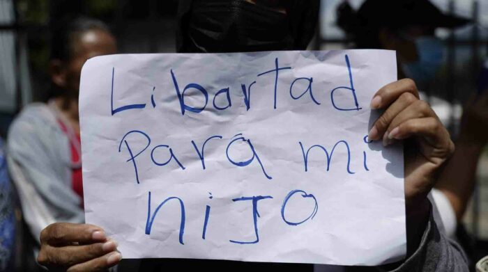 Familiares de los detenidos en El Salvador claman por su liberación. Foto: EFE.