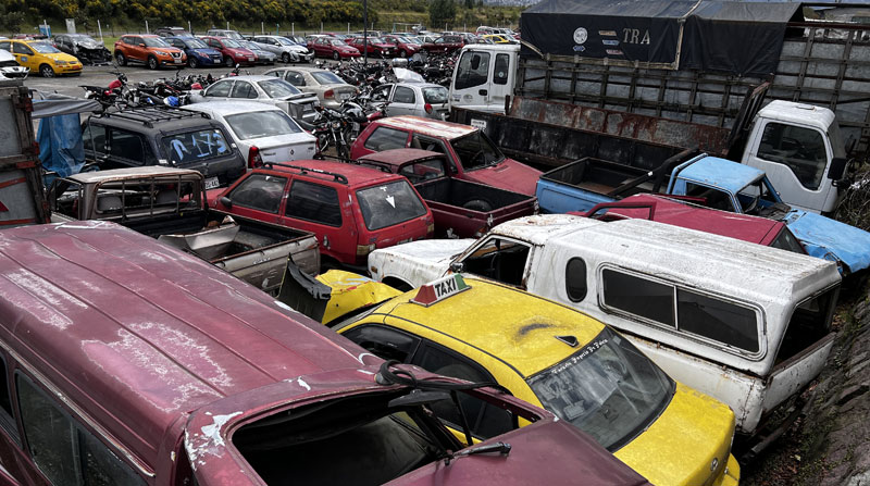 La falta de dinero causa que los propietarios a abandonen sus vehículos en patios de la AMT. Foto: Patricio Terán/ EL COMERCIO