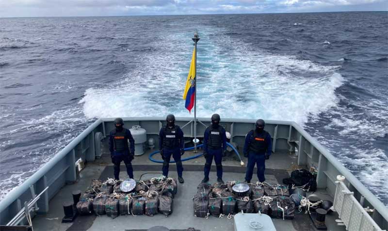La captura se realizó el 11 de agosto del 2022 entre una lancha guardacostas y un avión de exploración aeromarítima. Foto: cortesía Armada del Ecuador