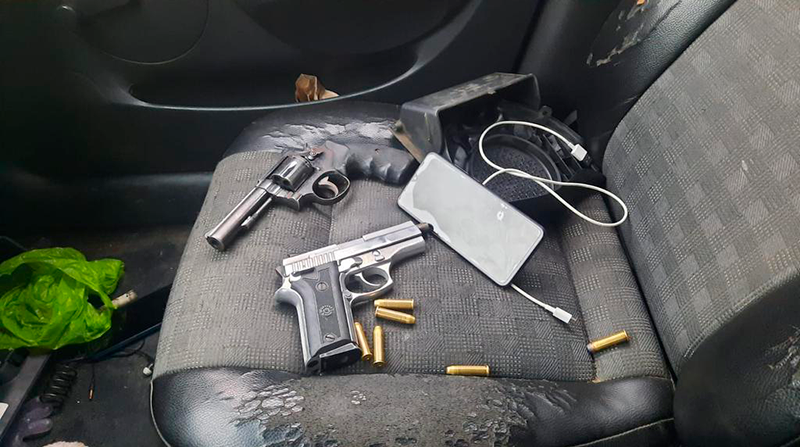 Dos armas y municiones fueron encontradas en poder de uno de los sospechosos. Foto: Twitter @CarrilloRosero