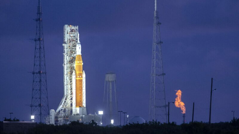 El lanzamiento de la misión Artemis I fue suspendido por fallas mécanicas en uno de los motores del cohete SLS. Foto: EFE.