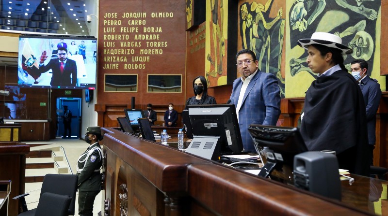 Virgilio Saquicela (centro) posesionó a Raúl González, de manera virtual, en la Asamblea. Foto: Cortesía