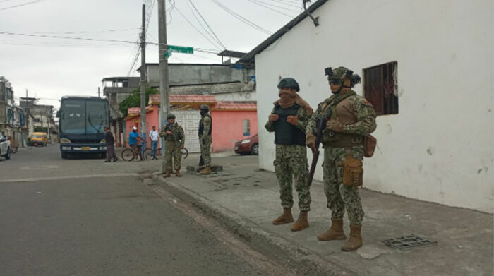 Una fuerza de tarea conjunta de militares y policías fue destinada a retomar el control en el Cristo de Consuelo y otros sectores del sur de Guayaquil. Foto: EL COMERCIO