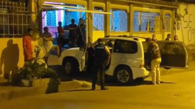 El fiscal Federico Estrella llegaba a su casa, en Babahoyo, cuando desconocidos le dispararon. Foto: Captura video