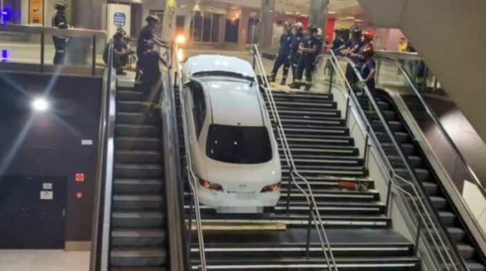 Un hombre encajonó un automóvil robado en las escaleras de un estación de transportes de viajeros del sur de la ciudad. Foto: EFE