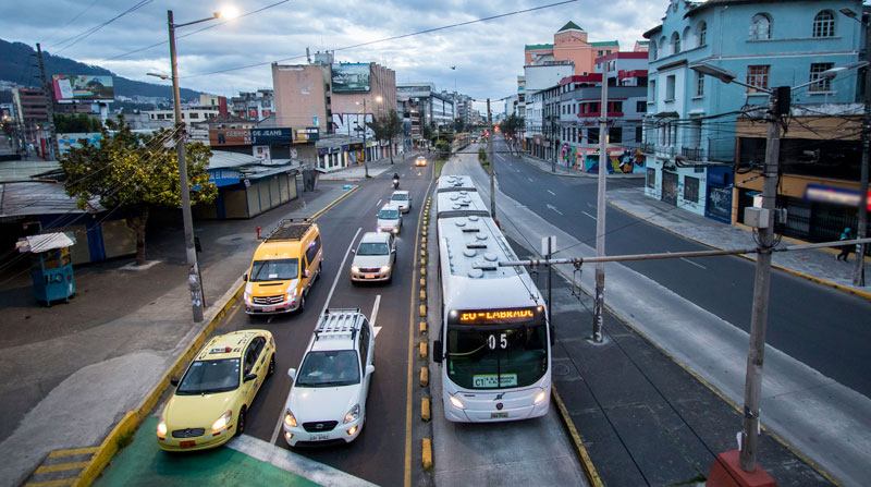 La avenida 10 de Agosto atraviesa Quito y conecta el norte de la capital ecuatoriana con el Centro Histórico. Foto: Carlos Noriega/ EL COMERCIO