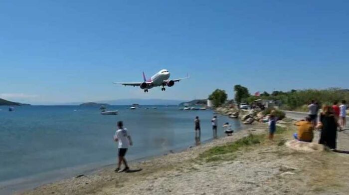 La aeronave al realizar el descenso de aterrizaje lo hizo pasar casi por las cabezas de los turistas. Foto: Internet