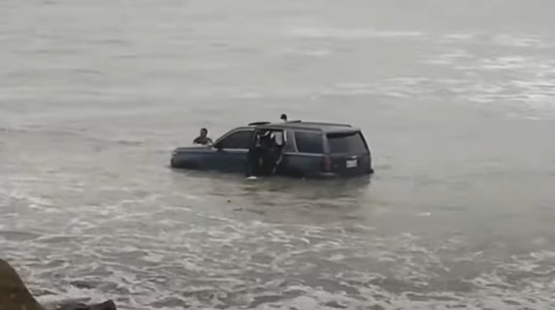 Vehículo quedó atrapado debido al incremento de marea en Bahía de Caráquez. Foto: Captura