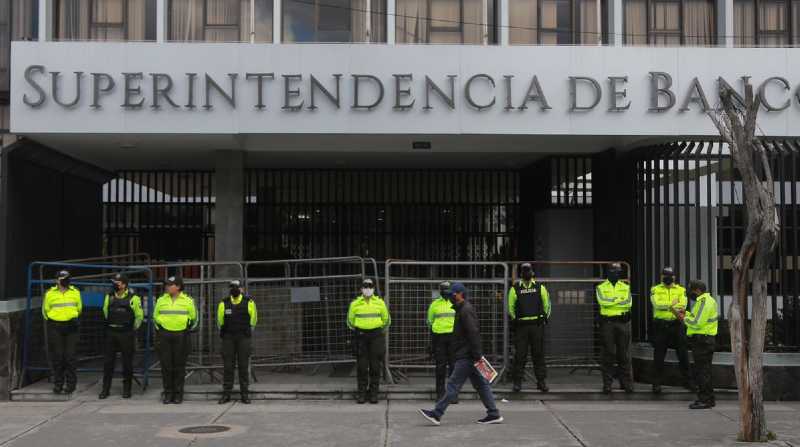 La Superintendencia de Bancos, ubicada en la avenida 12 de Octubre, amaneció cercada y con un fuerte contingente policial. Foto: Julio Estrella / EL COMERCIO