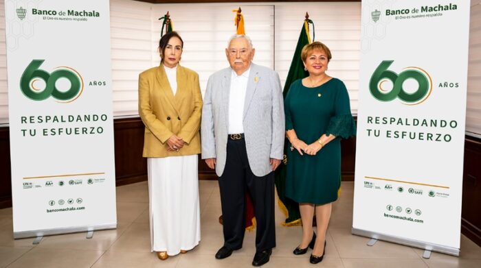 Foto: (de izquierda a derecha) Sra. Jenny Quiñónez de Quirola, accionista; Dr. H.C. Esteban Quirola Figueroa, presidente del Directorio de Banco de Machala; Econ. Ma. Eugenia Navarrete, presidente ejecutiva Banco de Machala