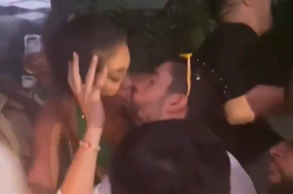 Un beso de Bad Bunny y una fanático ocurrió en Puerto Rico. Imágenes desde ángulos distintos generan debate en redes sociales. Foto: Captura