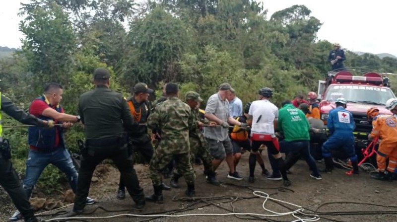 El vehículo rodó 600 metros, pero los viajeros no sufrieron heridas de gravedad. Foto: Bomberos de Santa Rosa Colombia