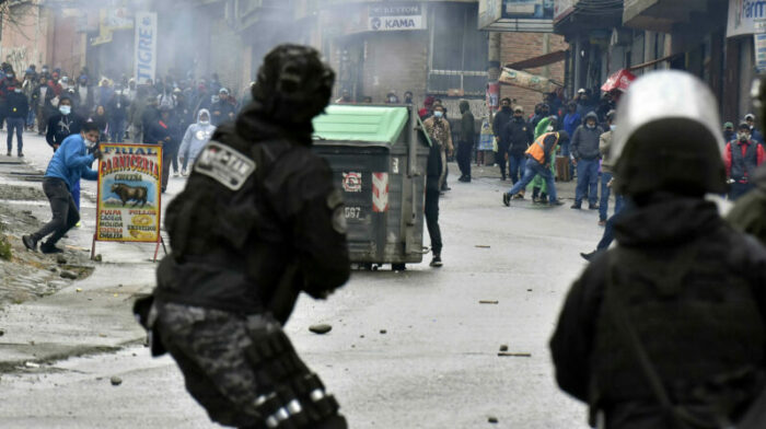 Miembros de la policía tratan de disolver una protesta de cocaleros hoy, en La Paz (Bolivia). Foto: EFE.
