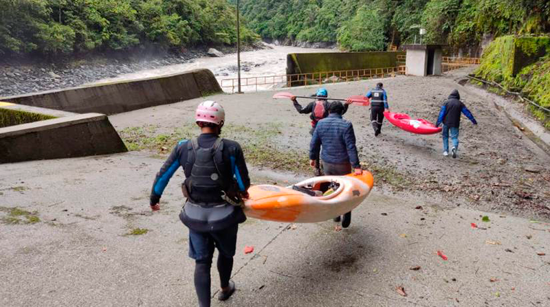 Los rescatistas usan kayaks para dar con el paradero de los cuerpos. Foto: Bomberos Baños
