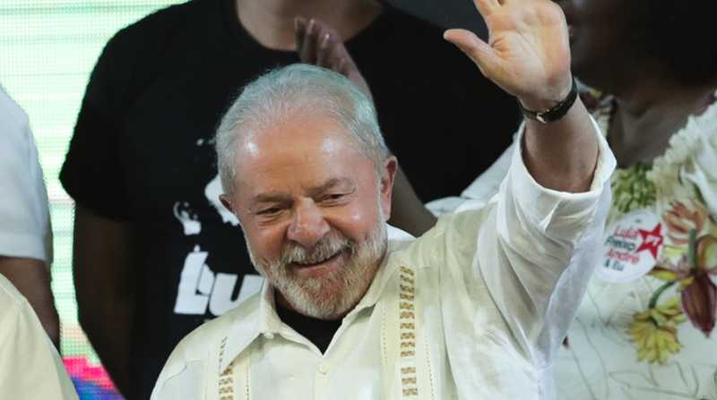 El expresidente de Brasil y candidato a la reelección en octubre próximo, Luiz Inácio Lula da Silva, durante un acto de campaña, en Río de Janeiro. Foto: EFE/André Coelho