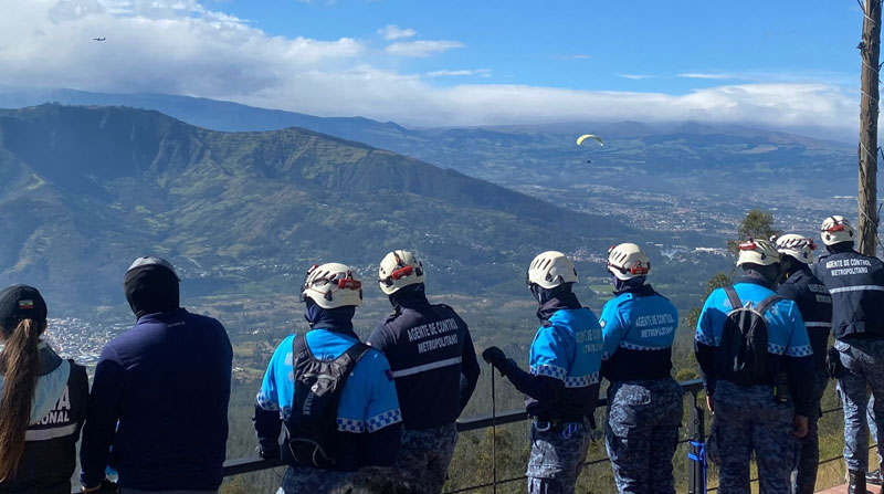 Los agentes y socorristas recorrieron el cerro Auqui, en búsqueda de los tres miembros de una familia. Foto: Twitter Fiscalía