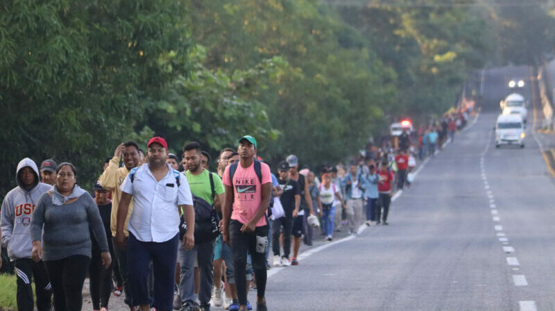Migrantes centroamericanos caminan en caravana hacia San Pedro Tapanatepec, en Tapachula (México). Foto: EFE.