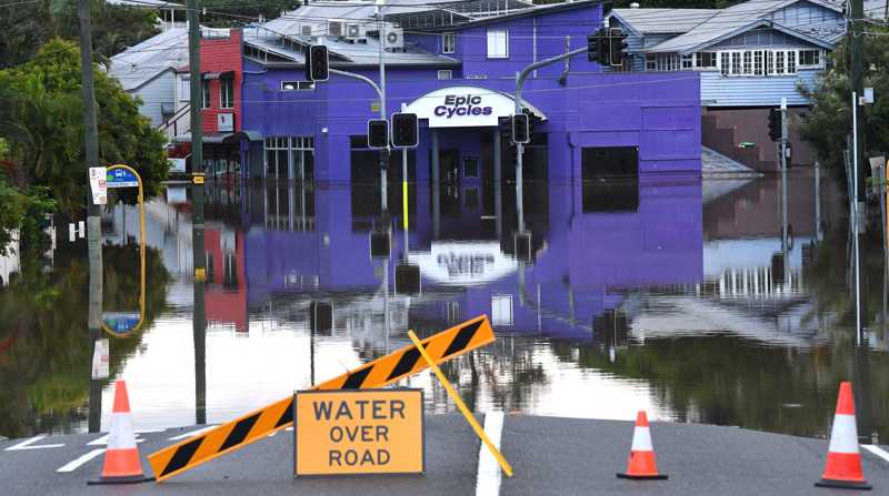Señales de bloqueo del acceso a una carretera inundada en el suburbio de Milton en Brisbane, Australia. Foto: EFE/DARREN