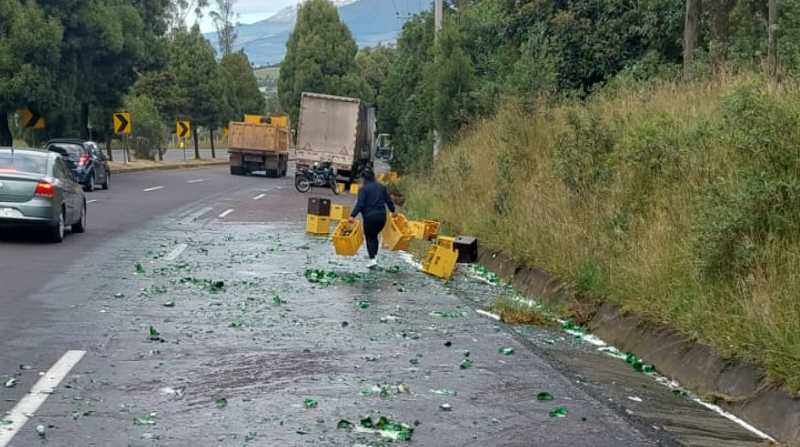 Varias jabas de cerveza cayeron sobre la avenida Simón Bolívar. Foto: Twitter AMT