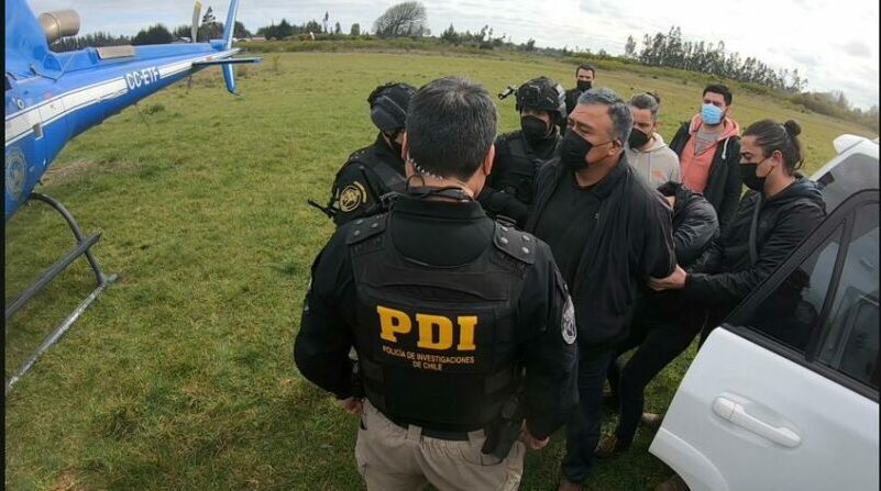 El líder de la Coordinadora Arauco-Malleco (CAM), Héctor Llaitul (c-d), es detenido en la comuna de Cañete, situada en la región del Biobío. Foto: EFE.