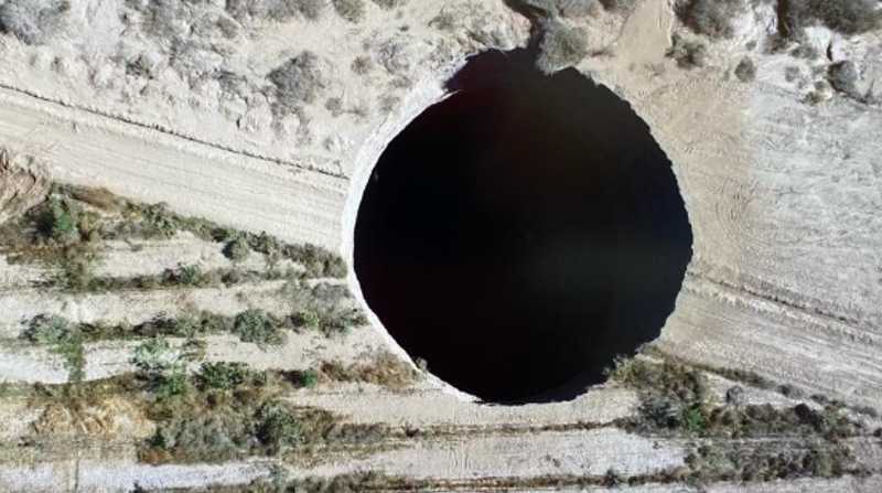 Un gigante agujero se abrió sobre una mina de cobre en Chile. Foto: Twitter @Sernageomin