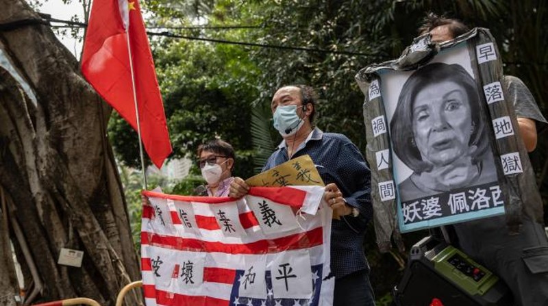 Manifestantes en China han usado fotos de Nancy Pelosi para expresar su inconformismo. Foto: EFE