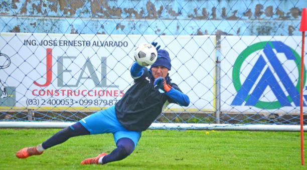 Héctor Lautaro Chiriboga durante una práctica en las instalaciones de Macará. Foto: Twitter Macará Oficial.