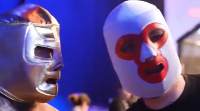 Marlon 'Chito' Vera (izq.) con la máscara que le reglaron en una entrevista previo a su pelea en la UFC. Foto: captura de pantalla