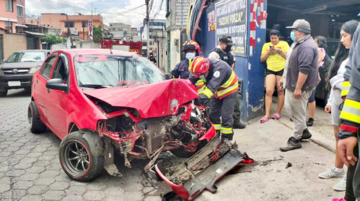 El choque del auto dejó dos personas heridas en el sur de Quito. Foto: Twitter Bomberos Quito