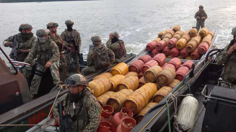 Militares encontraron una embarcación abandonada con 190 cilindros de gas. Foto: Twitter @FFAAECUADOR