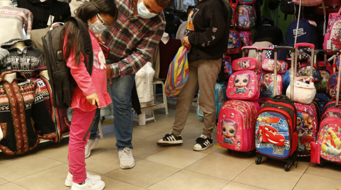 Los padres de familia realizan las compras de uniformes, útiles escolares e implementos para el inicio de clases de sus hijos. Foto: Diego Pallero/ EL COMERCIO