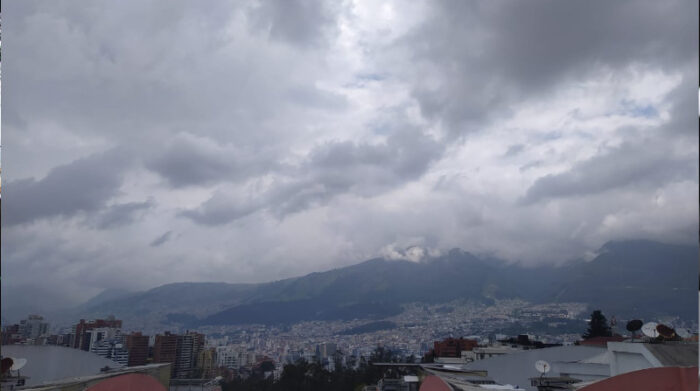 En Quito pasa una masa de humedad por lo que estos días tendrá días nublados con precipitaciones ligeras en la parte sur. Foto: EL COMERCIO